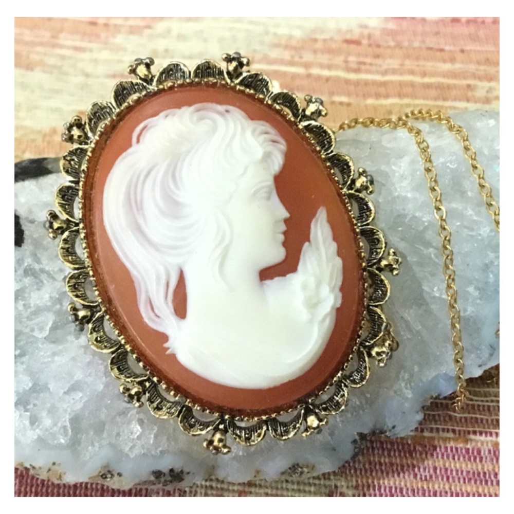 GERRY’S Large Cameo Antique Gold Pendant/Brooch Necklace